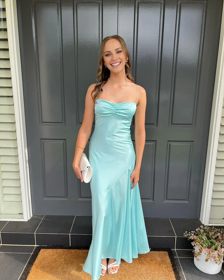 Vestido de noche plisado con abertura y tirantes finos de Jimiss