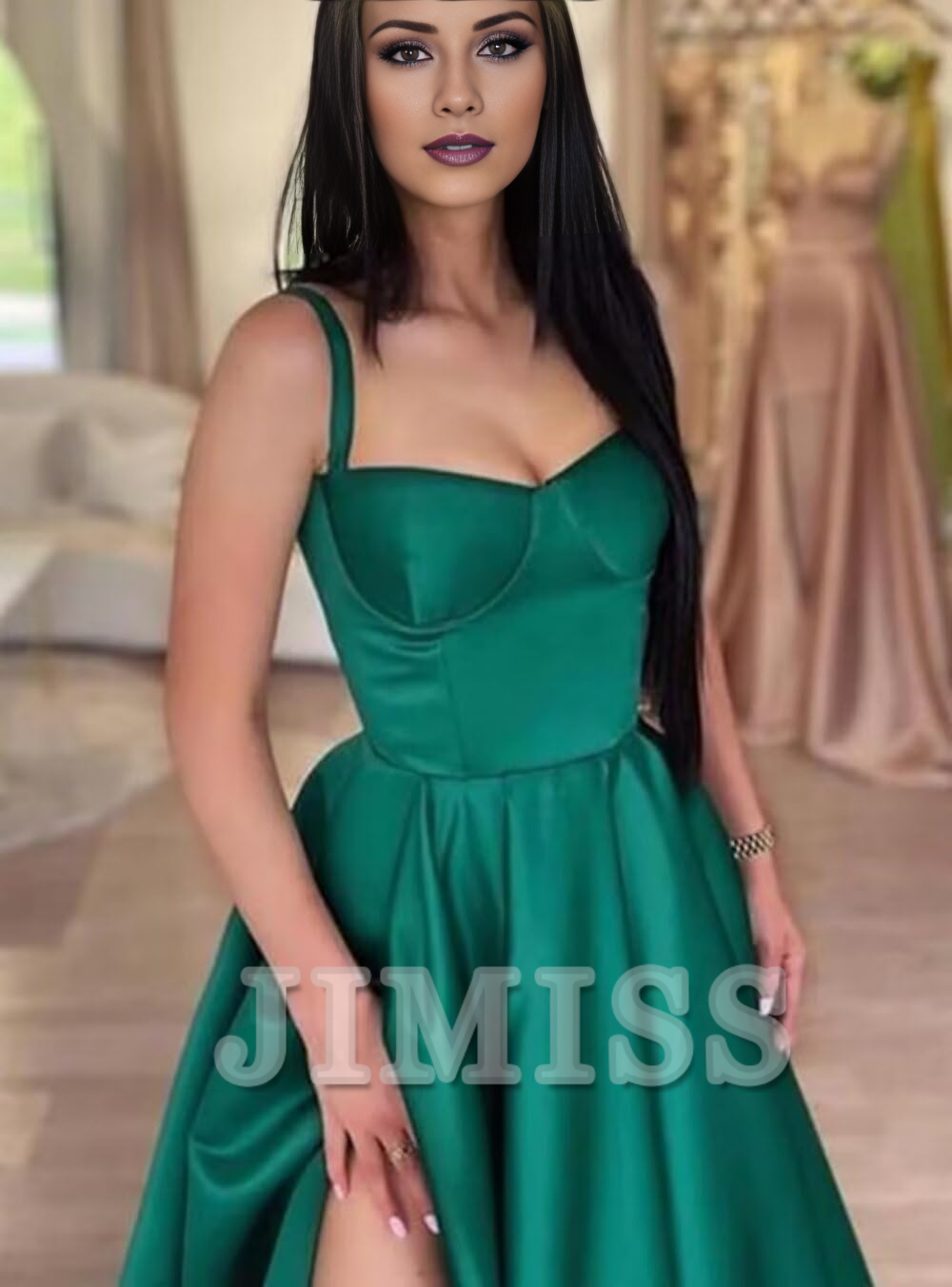 Vestido de fiesta formal de satén con tirantes finos, abertura larga en forma de A y plisado.