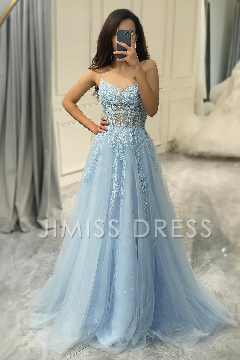 Vestido de fiesta Jimiss de corte A con tirantes finos en color fucsia, largo y transparente con apliques 