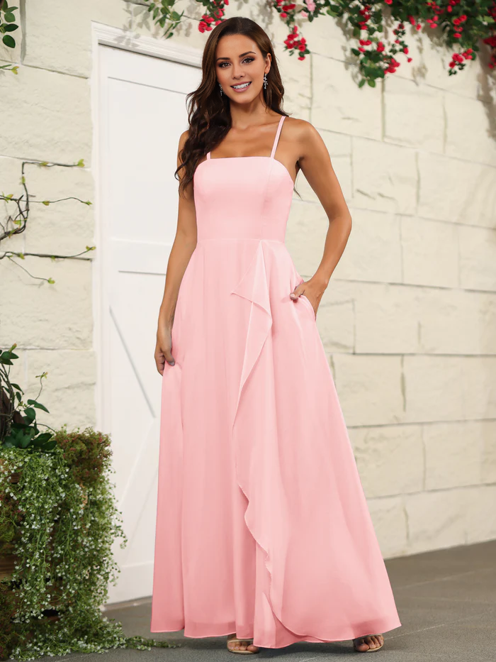 Hermoso vestido de dama de honor de gasa fina con tirantes finos y largo hasta el suelo.