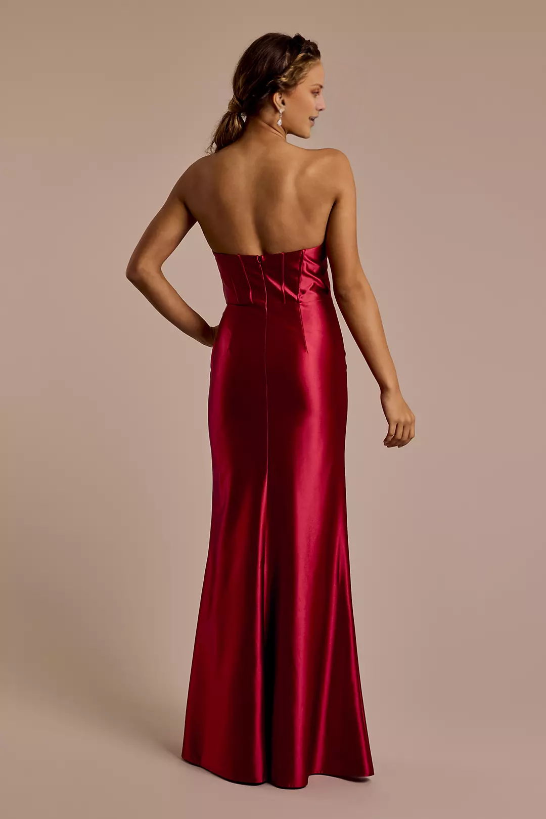 Vestido de fiesta Jimiss de satén, sin tirantes, con escote en V profundo, corte tubo recto y espalda descubierta, largo hasta el suelo.