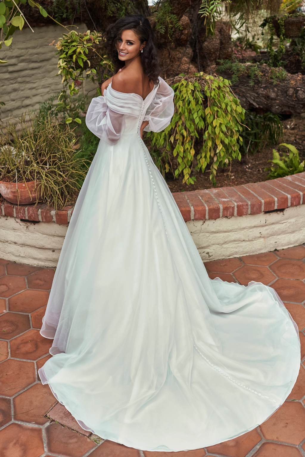 Vestido de novia largo hasta el suelo, con escote en V, cintura ajustada y mangas largas