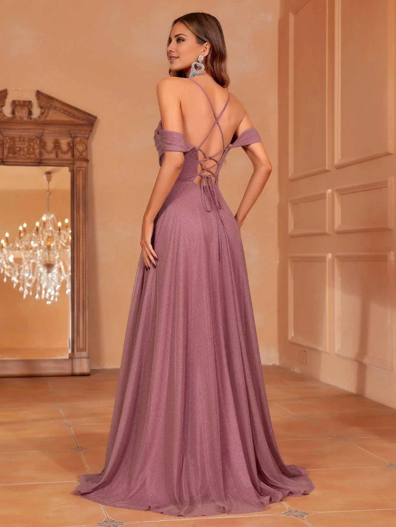 Vestido formal plisado con cordones en la parte delantera, tirantes finos y largo hasta el suelo