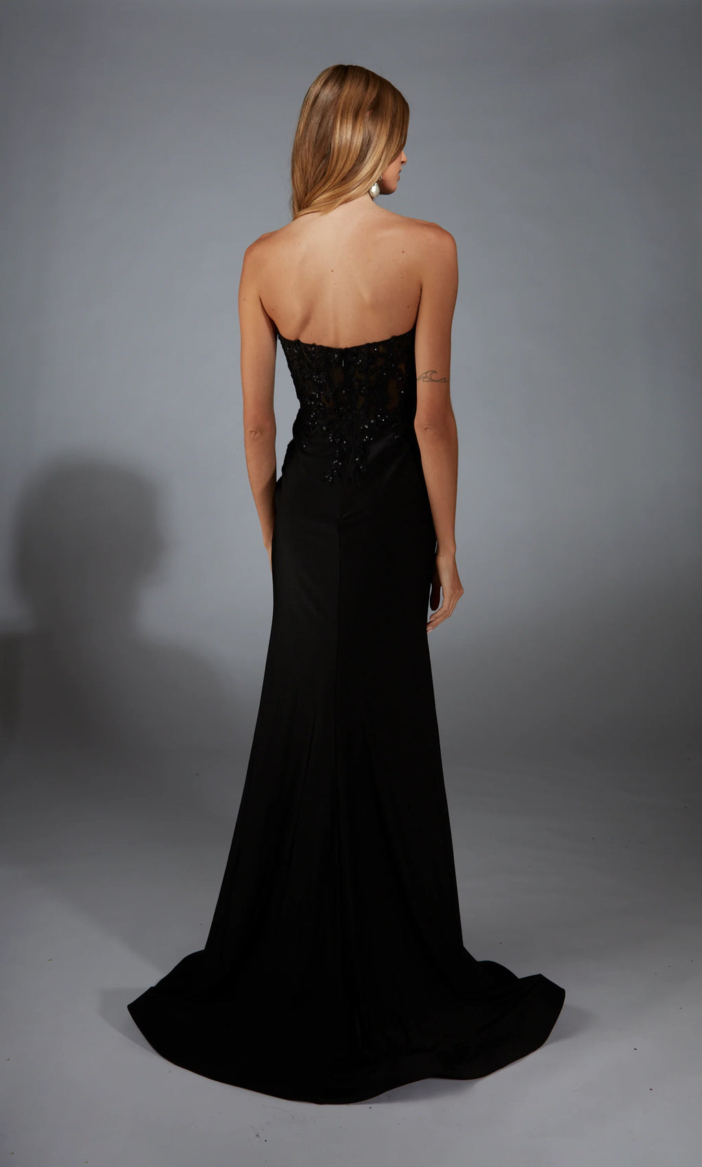 Vestido de noche largo formal de encaje sin tirantes, ajustado, en forma de trompeta, con abertura y corsé ajustado.