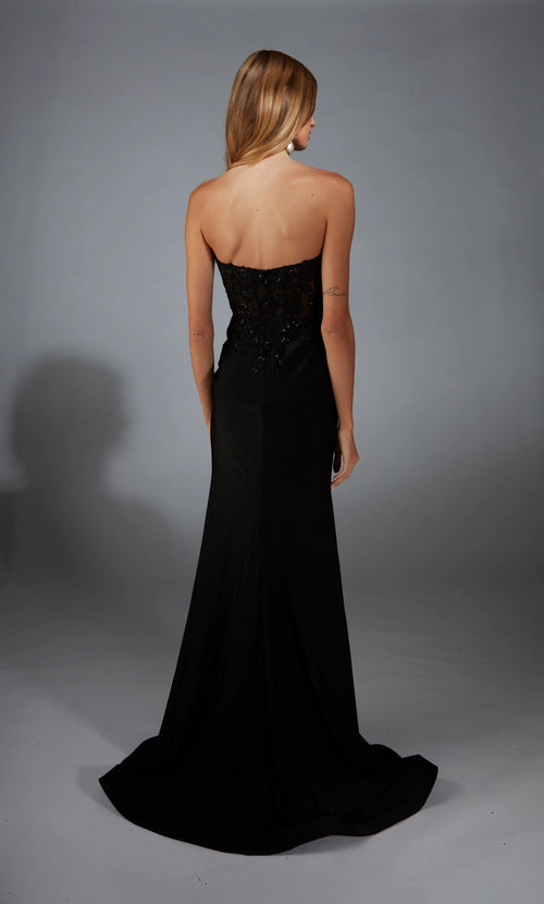 Vestido de noche largo formal de encaje sin tirantes, ajustado, en forma de trompeta, con abertura y corsé ajustado.