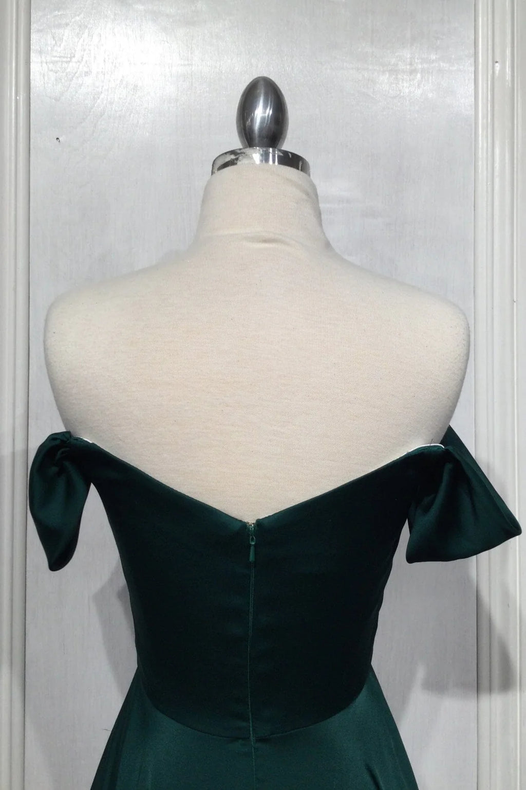 Vestido con abertura en forma de A y hombros al descubierto