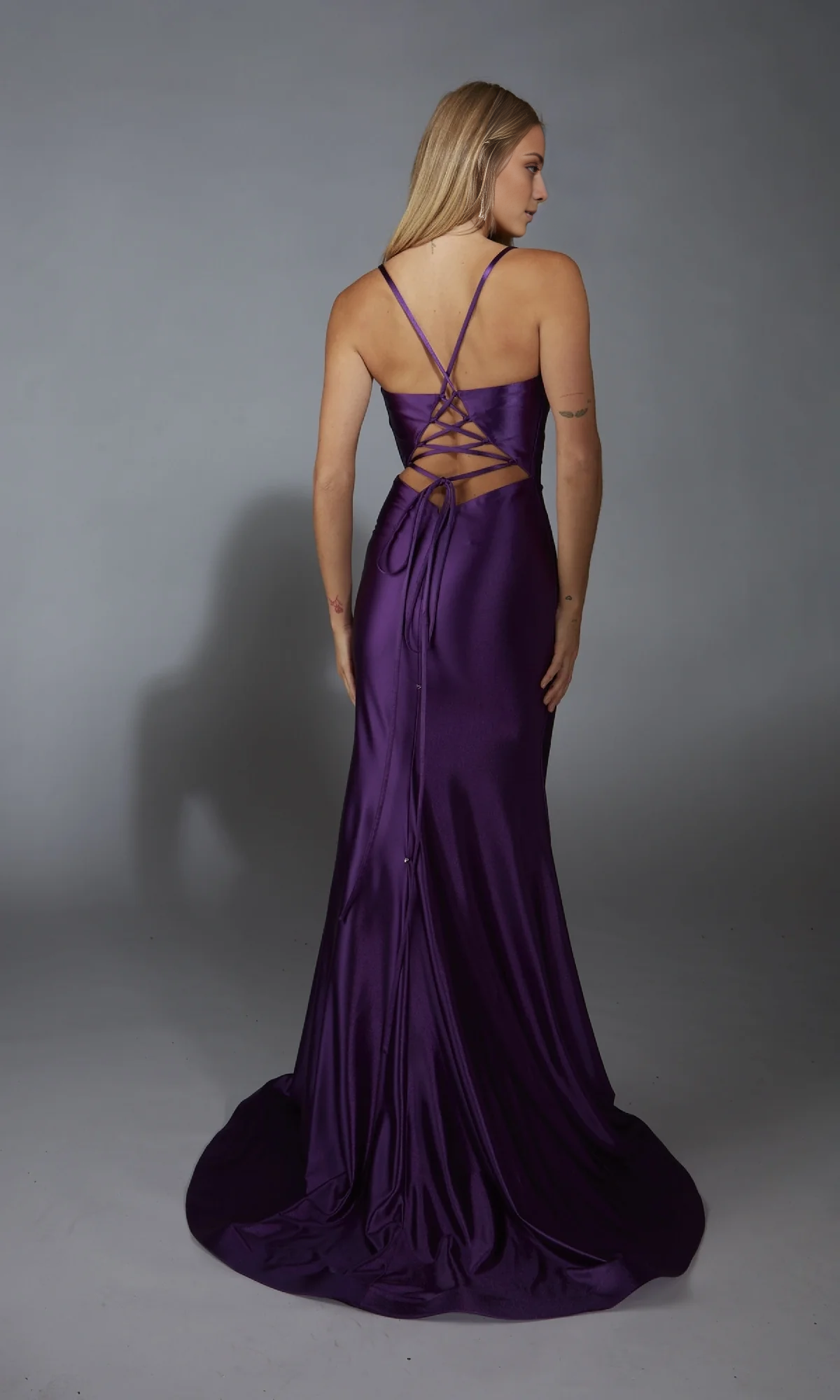 Vestido de noche Jimiss de corte sirena, con tirantes finos, espalda descubierta y largo hasta el suelo 