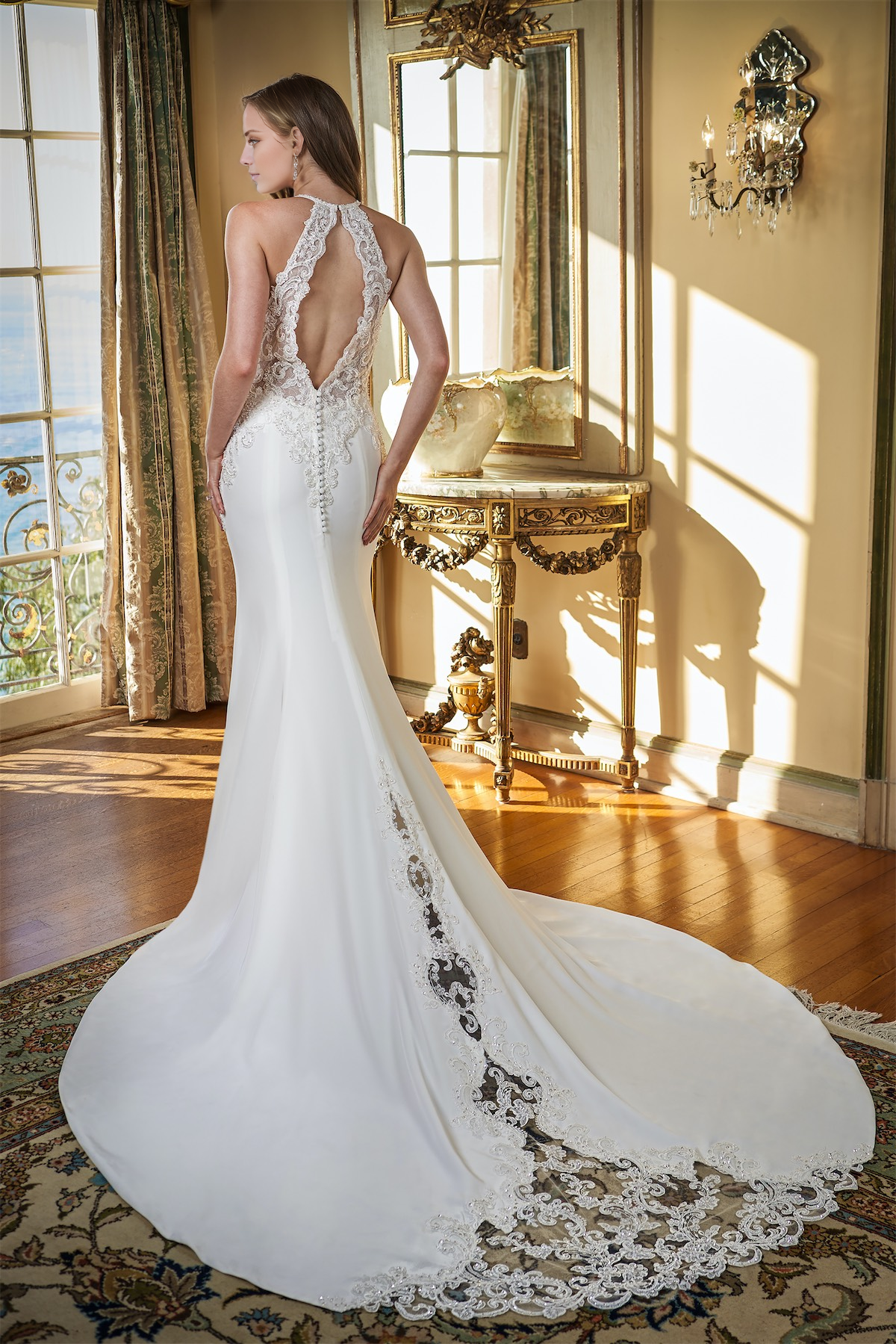 Vestido de novia sin espalda, con cuello de trompeta y corte en crepé