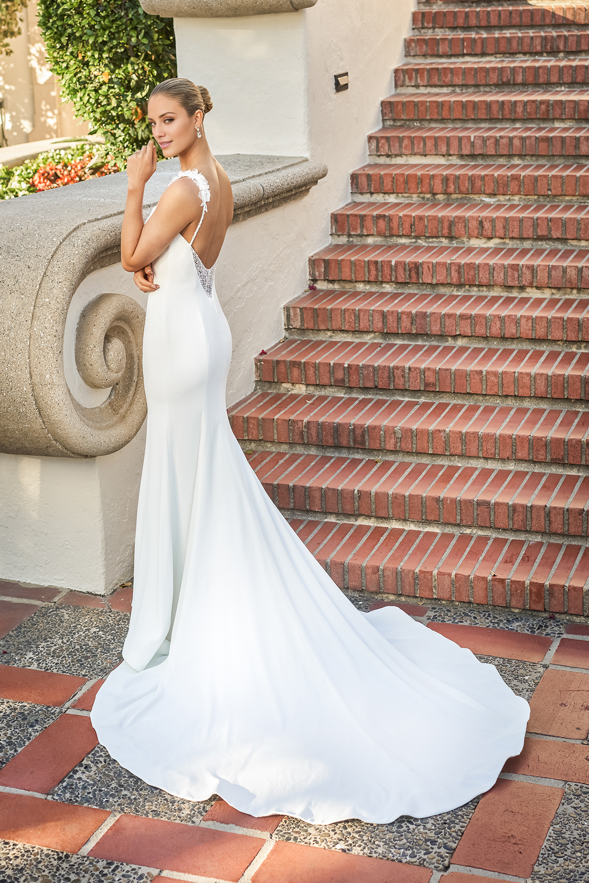 Vestido de novia largo hasta el suelo con encaje bordado y tirantes finos con cuello barco