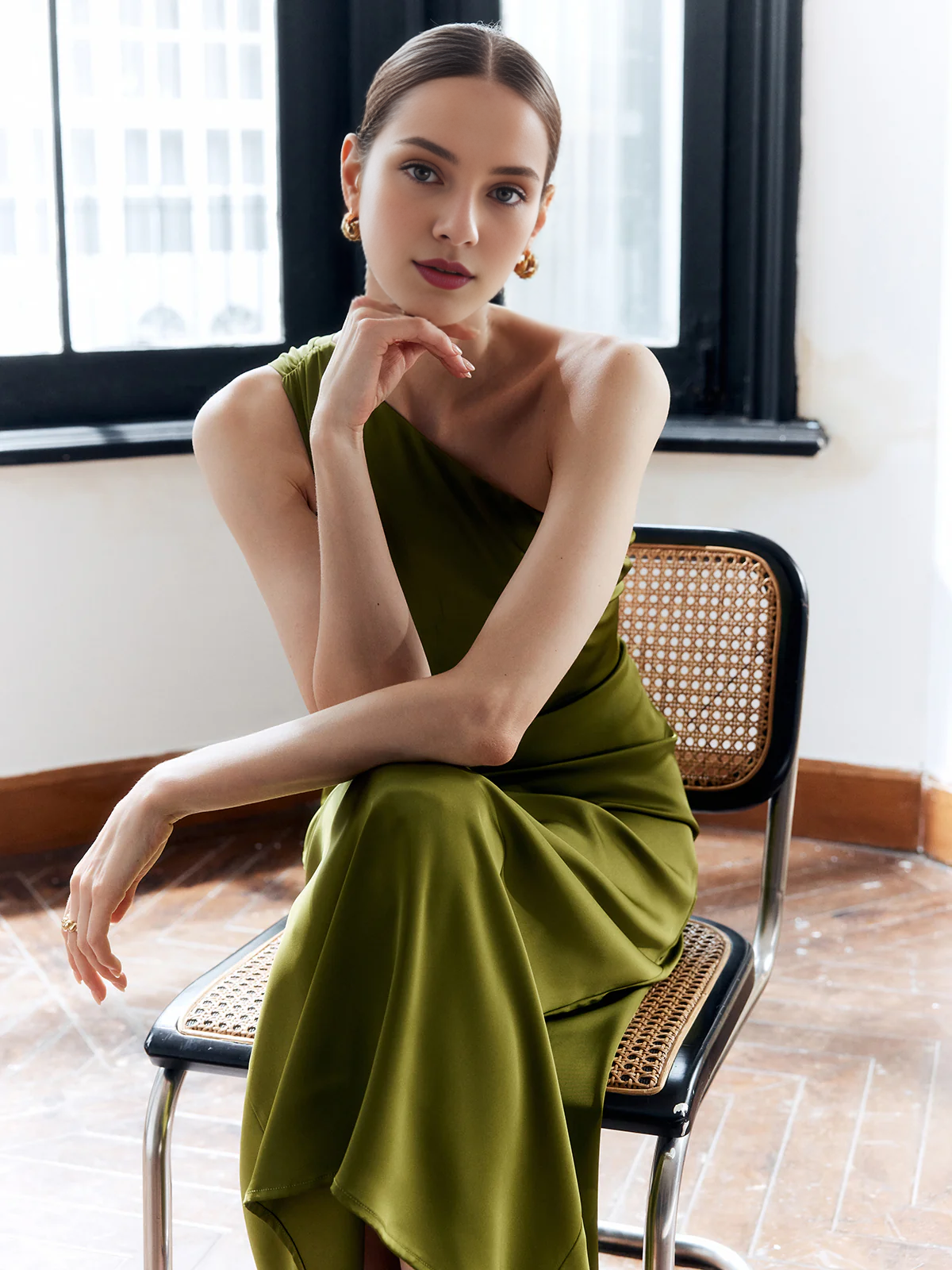 Vestidos de satén asimétricos, sin espalda, ajustados y de corte godons.