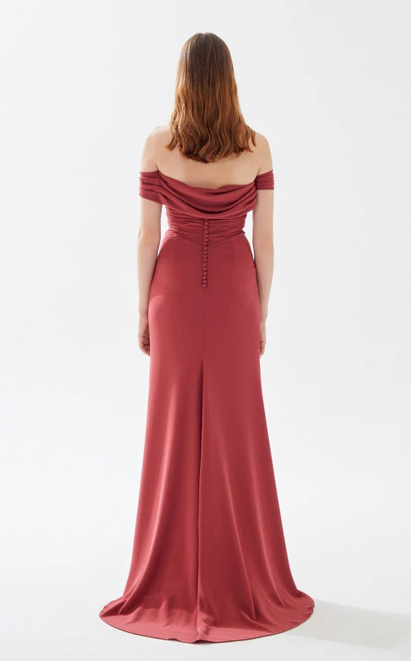 Vestido de noche largo hasta el suelo con falda ajustada, escote recto y hombros descubiertos con abertura alta