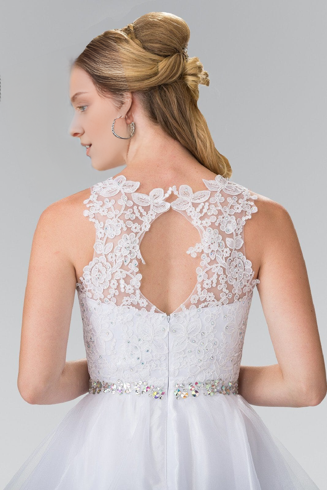 Vestido corto sin mangas con top de encaje con ilusión