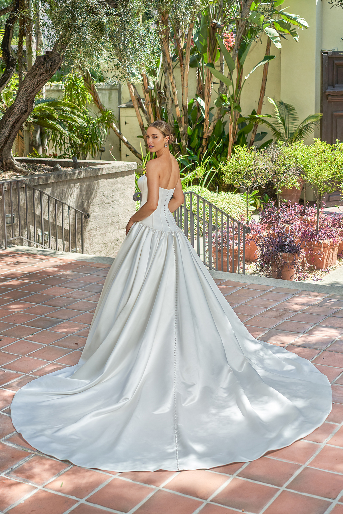 Vestido de novia largo hasta el suelo con corsé ajustado de satén en forma de A