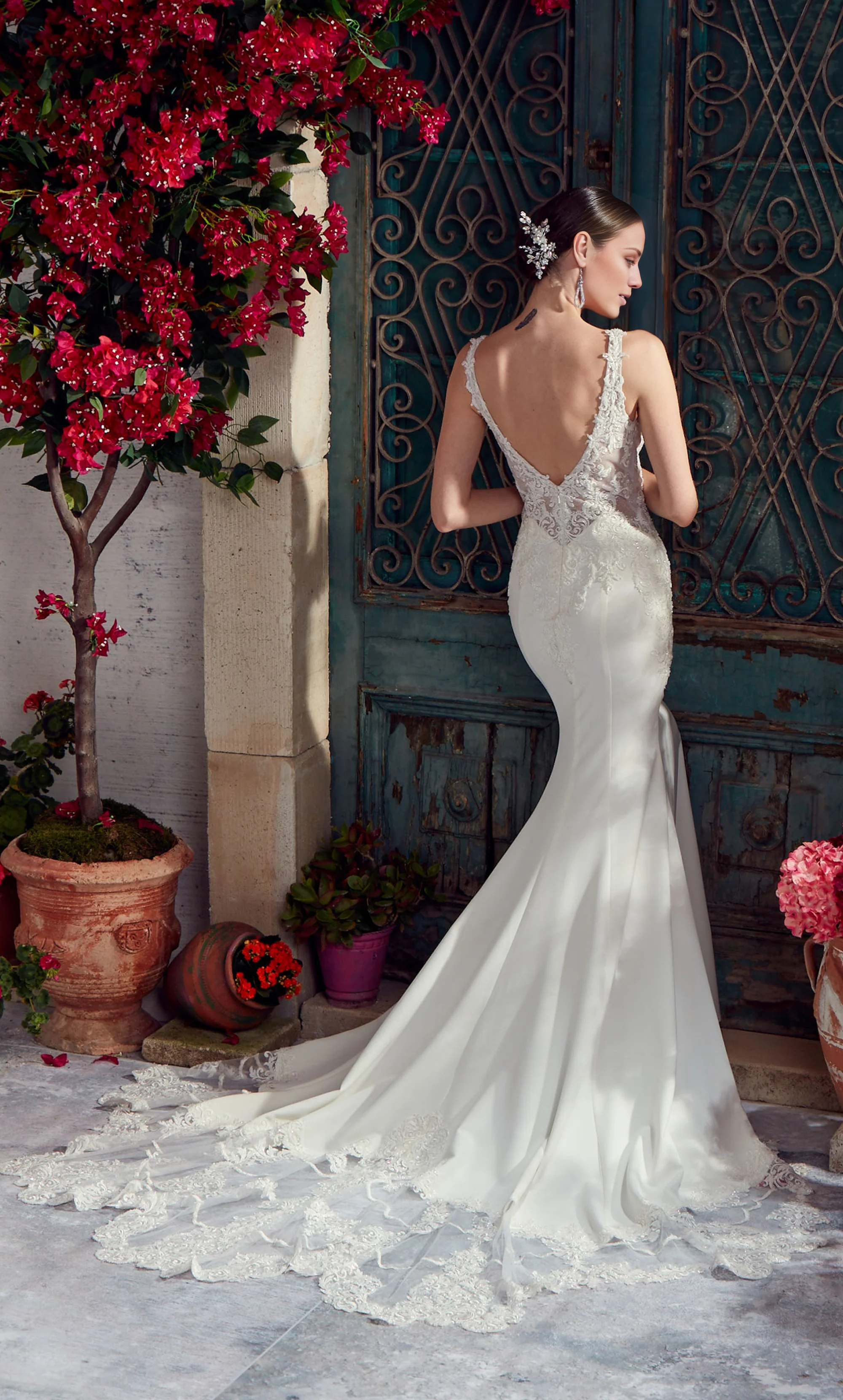 Ivory Lace Mermaid Floor-Length Evening Dress with V-Neck