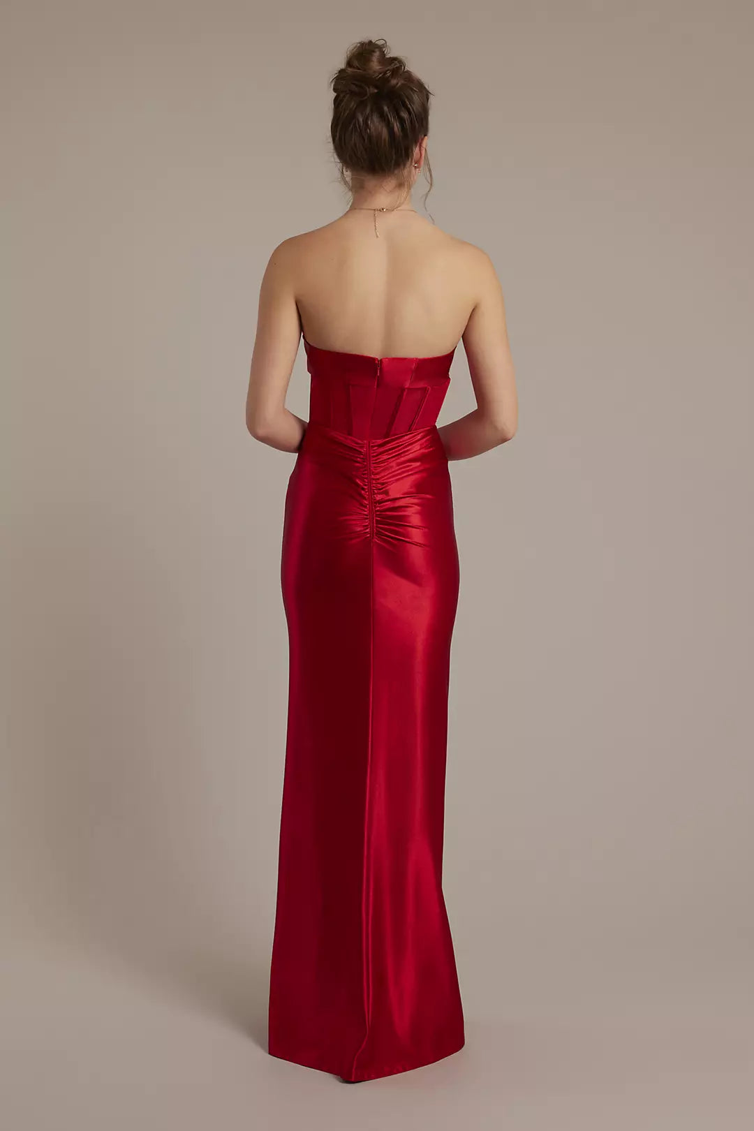 Vestido de fiesta con corsé drapeado de satén esculpido de Jimiss
