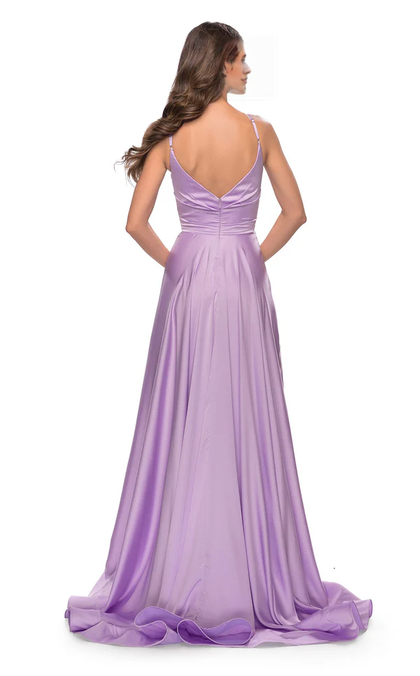 Vestido de noche largo hasta el suelo con escote en V, tirantes finos, abertura lateral en la espalda expuesta y corte en A