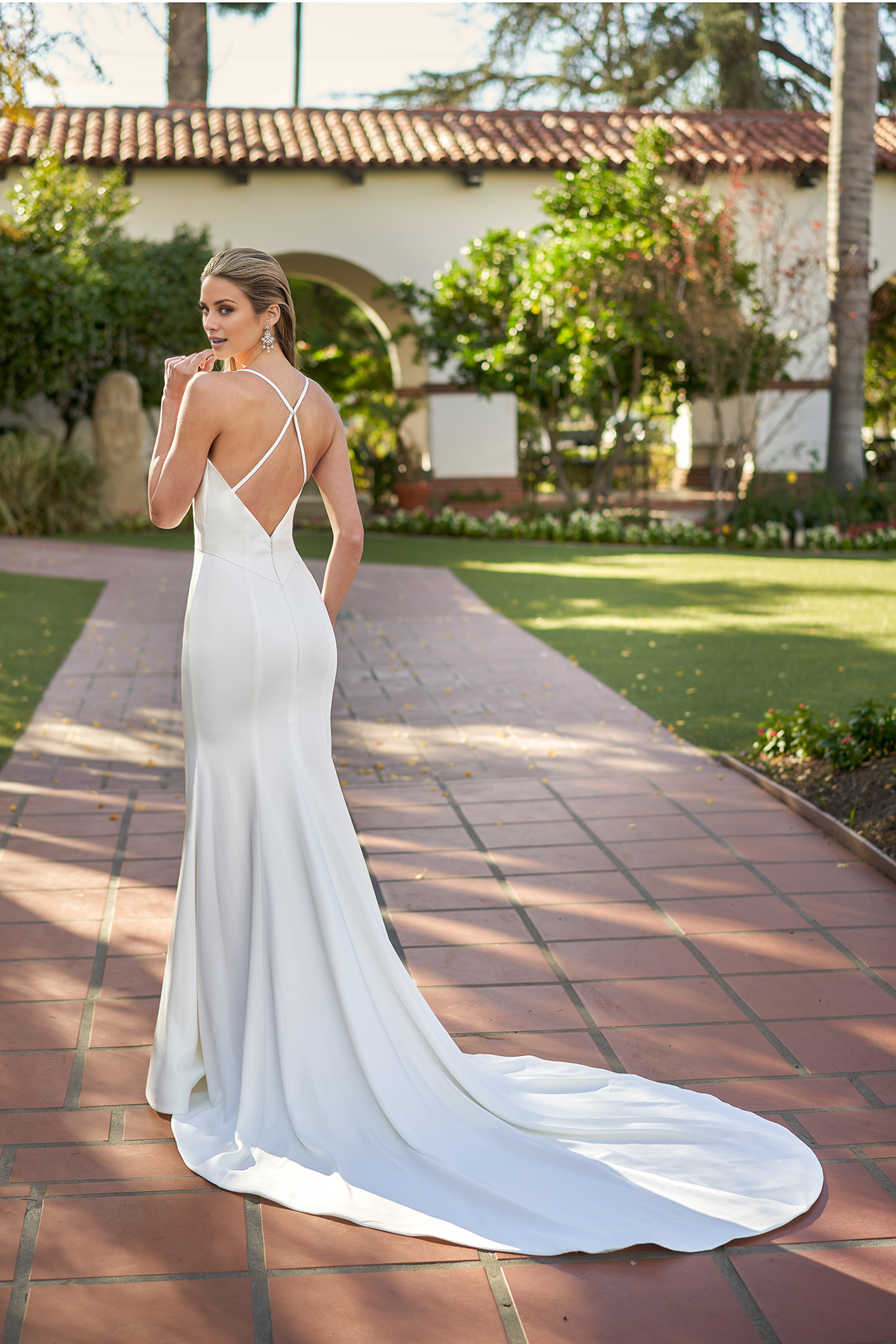 Vestido de novia de satén con cuello plisado, corte entallado y largo hasta el suelo.