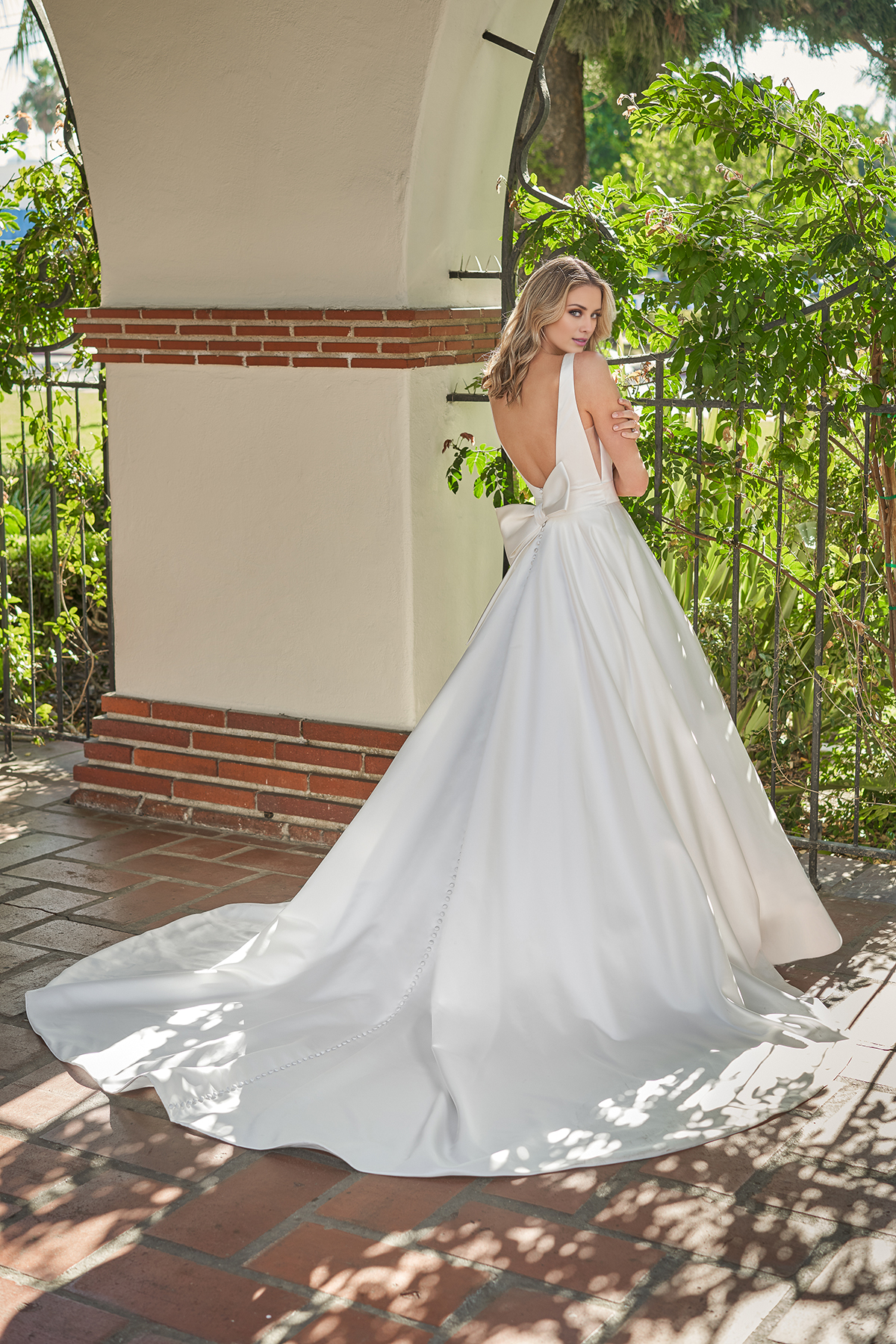 Abito da sposa a trapezio in raso con scollo quadrato, fiocco e lunghezza al pavimento