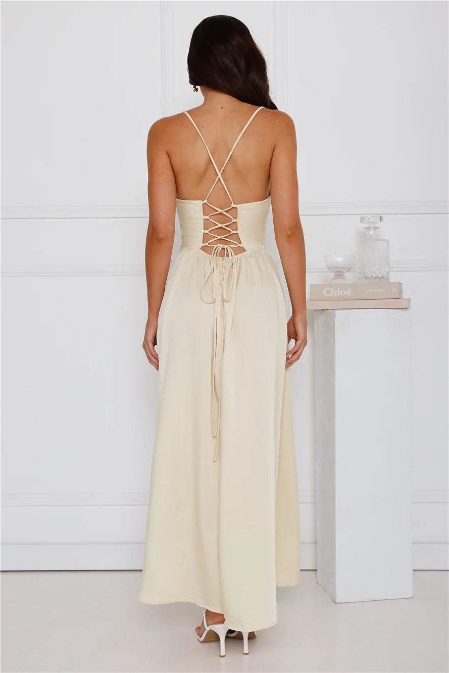 Vestido de fiesta largo de satén con escote asimétrico y espalda descubierta con tirantes y abertura lateral de Jimiss