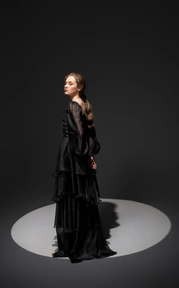 Top ajustado combinado con tirantes finos para fiesta de graduación.