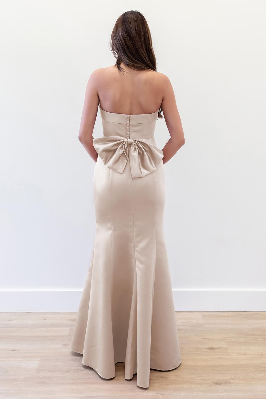 Vestido de noche Jimiss con hombros descubiertos, cuello sin mangas, espalda condensada con mariposas y largo hasta el suelo