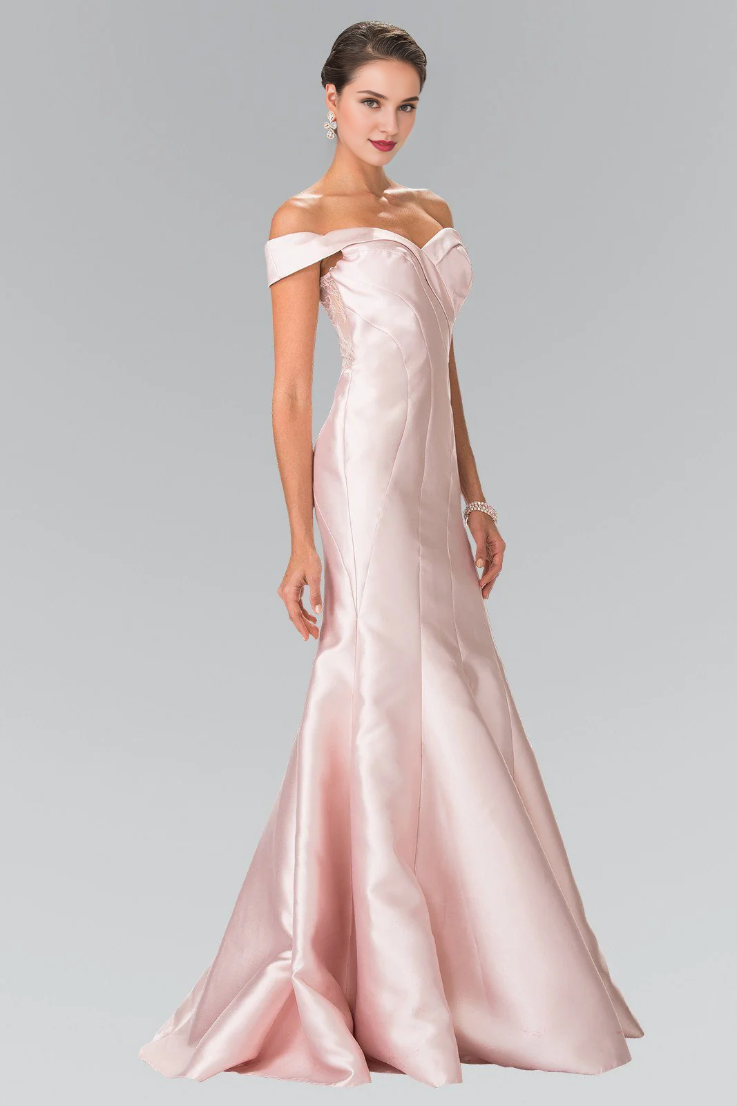 Vestido largo con hombros descubiertos y encaje transparente en la espalda