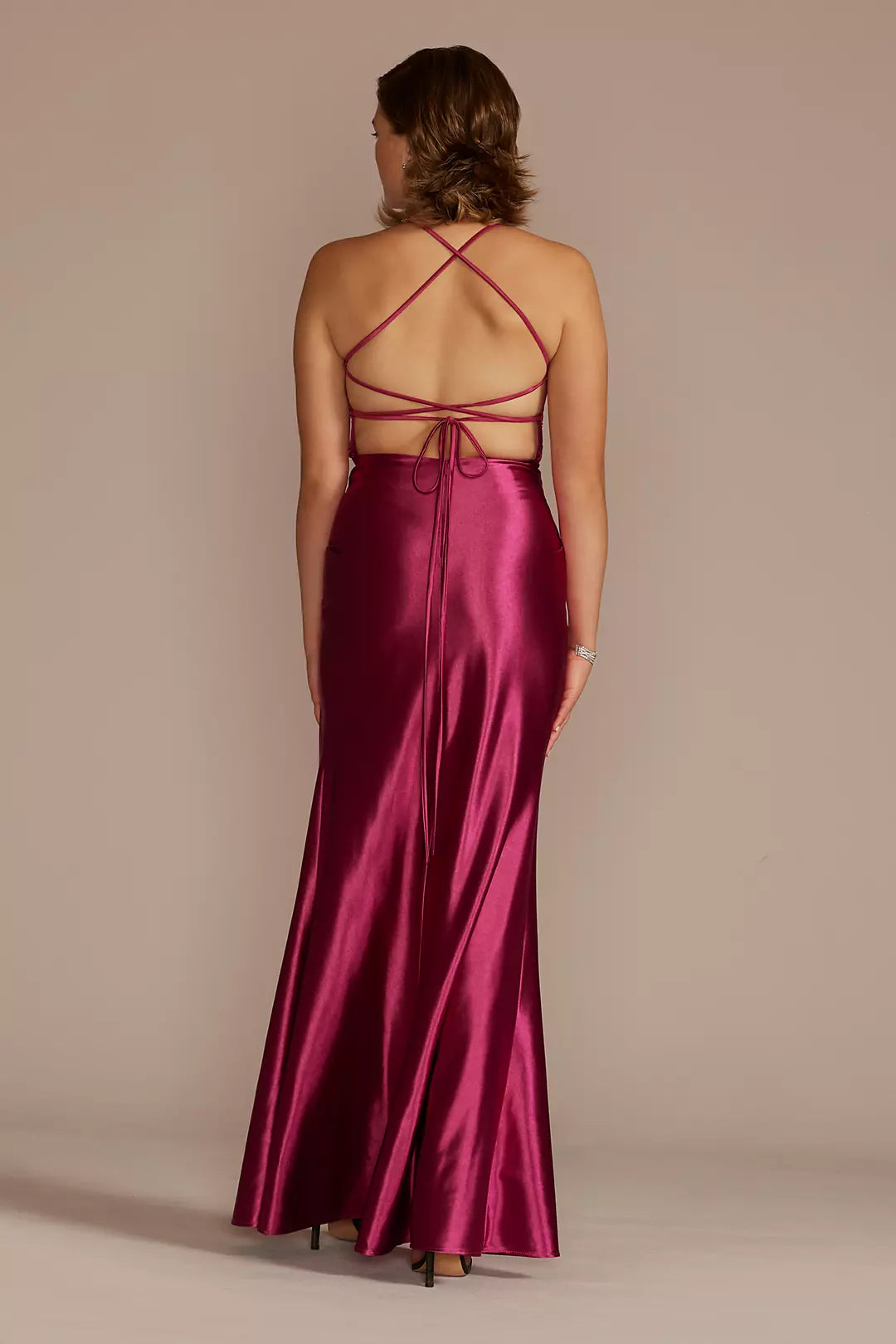 Vestido de fiesta largo hasta el suelo, sin mangas, con cuello alto y espalda descubierta, abertura lateral