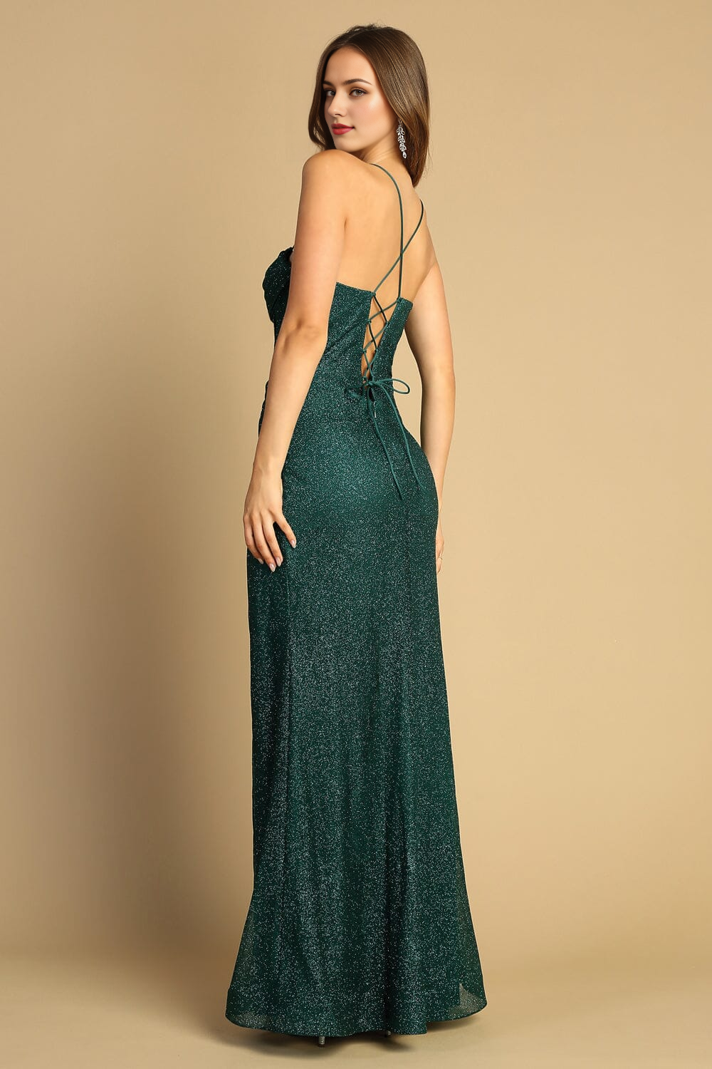 Vestido de cuello alto con corsé ajustado, falda con abertura y mangas largas con lentejuelas