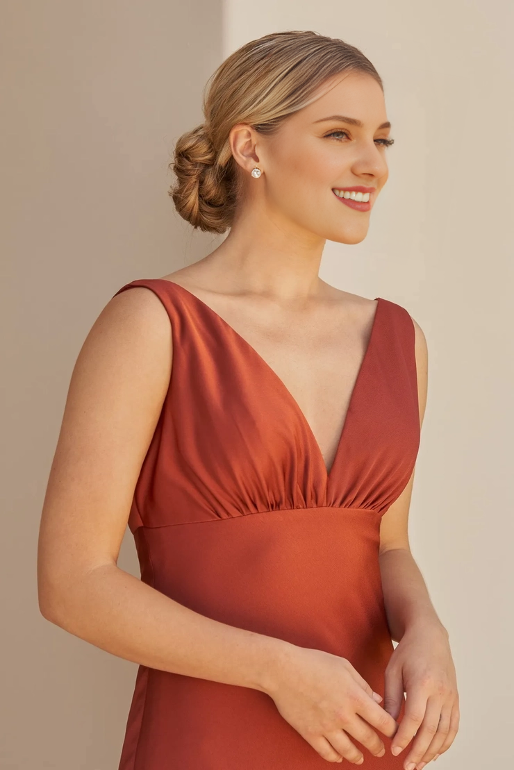 Vestido de dama de honor de largo medio, corte entallado, corte trompeta, con escote en V y espalda de tela crepé de Chamius