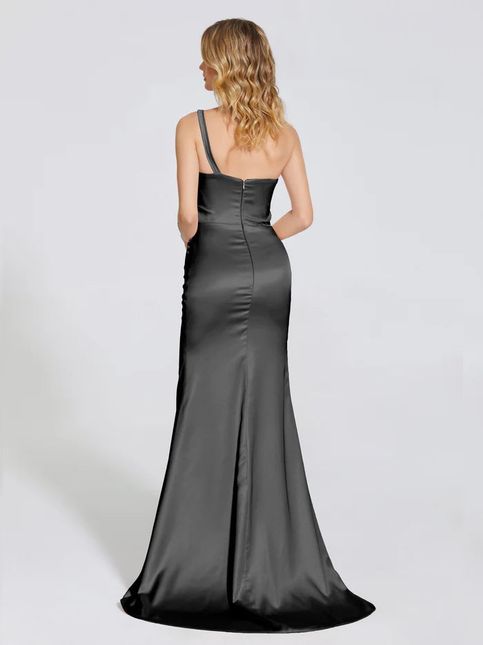 Vestido de dama de honor largo hasta el suelo con tirantes finos de satén suave