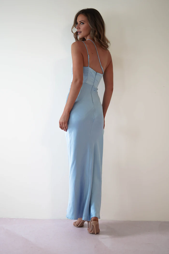 Vestido de fiesta largo de satén con cuello asimétrico y abertura lateral - Vestido Jimiss 