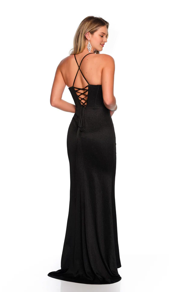 Vestido de fiesta ajustado con tirantes finos, abertura, espalda descubierta y largo hasta el suelo.