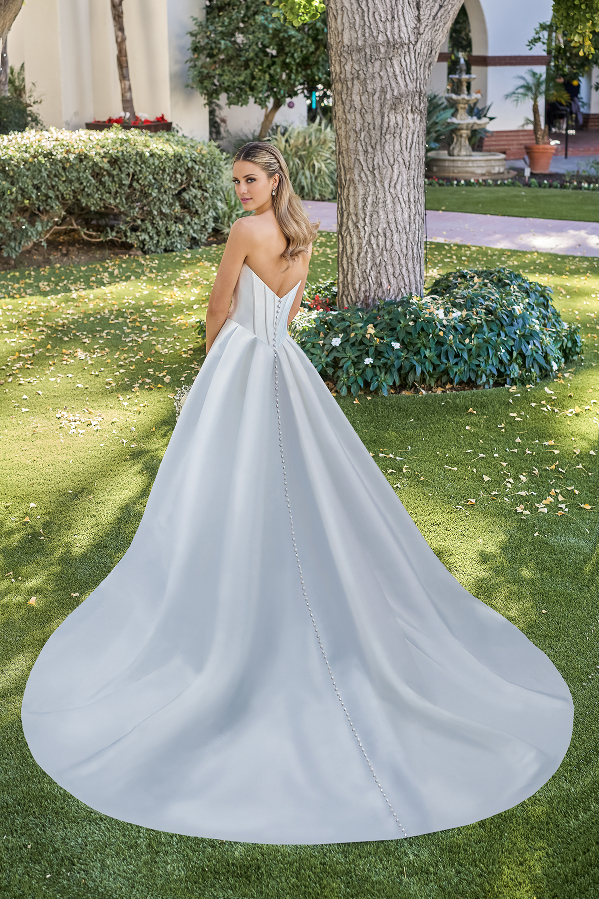 Vestido de novia largo hasta el suelo con corsé ajustado y escote en forma de corazón en forma de A