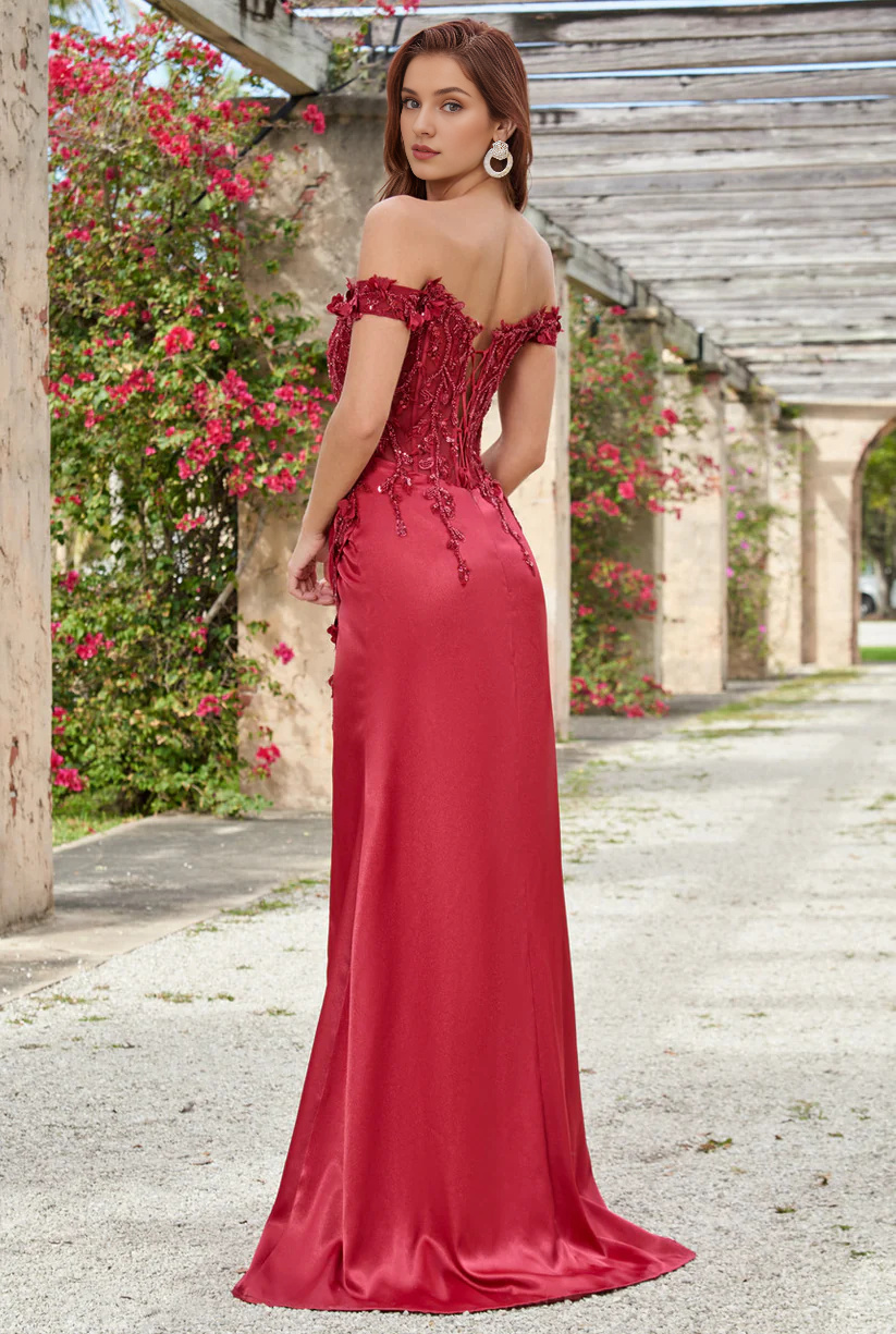 Corsé ajustado con bordado floral, espalda con cordones y vestido largo hasta el suelo