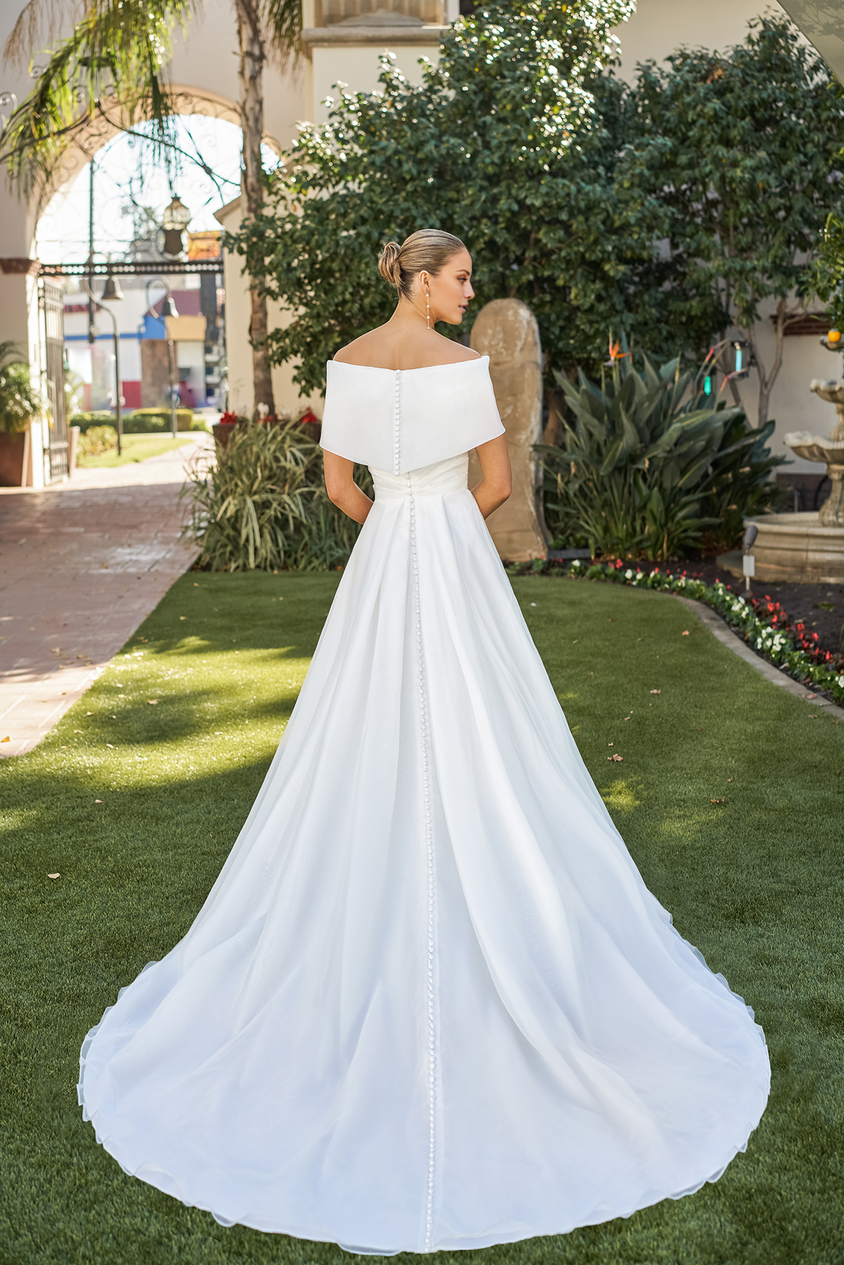 Abito da sposa a trapezio con scollo a spalle scoperte, spacco laterale e lunghezza al pavimento