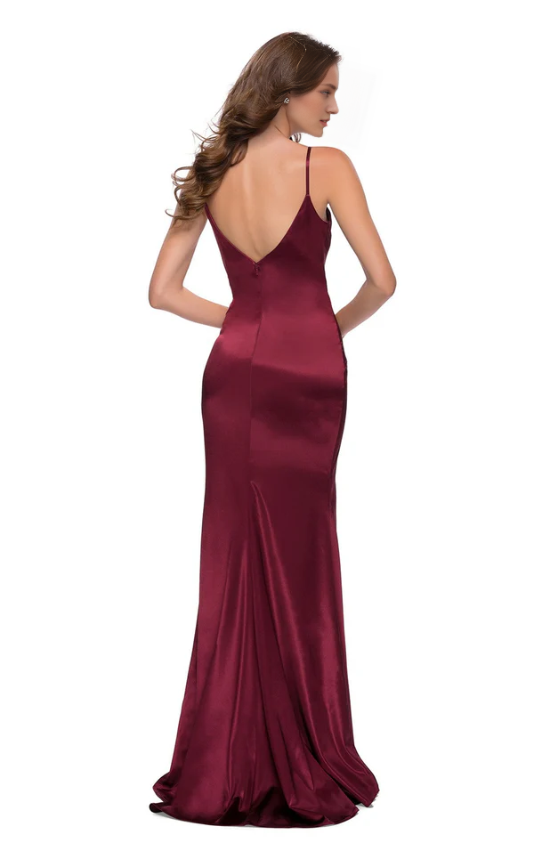 V-neckline sleeveless thin shoulder strap tight corset and floor length gown evening dresses
