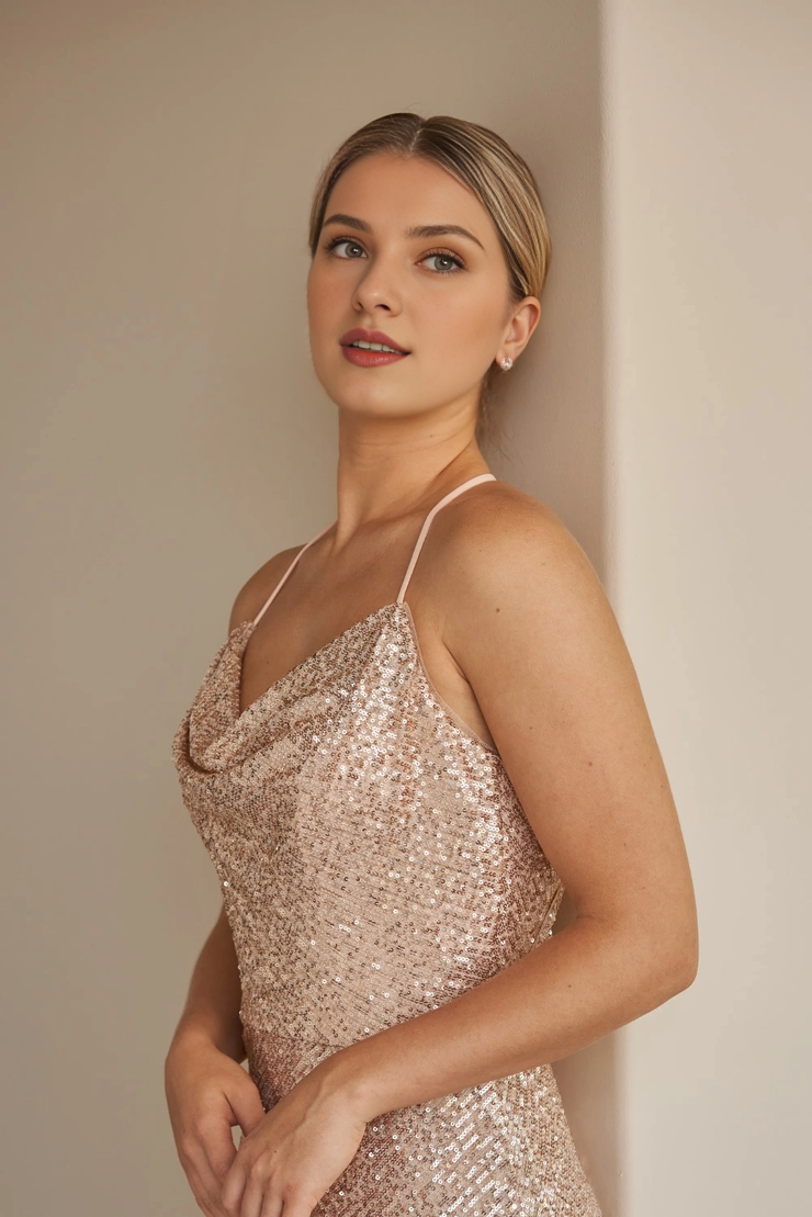 Vestido de dama de honor con escote en forma de A, cuello en forma de ojo de cerradura, espalda descubierta y tirantes finos con bufanda