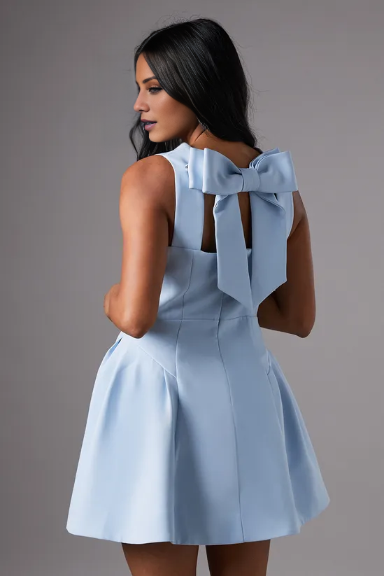 Vestido de fiesta corto de Jimiss con escote cuadrado, hombros descubiertos, sin mangas y escote mariposa en la espalda condensada