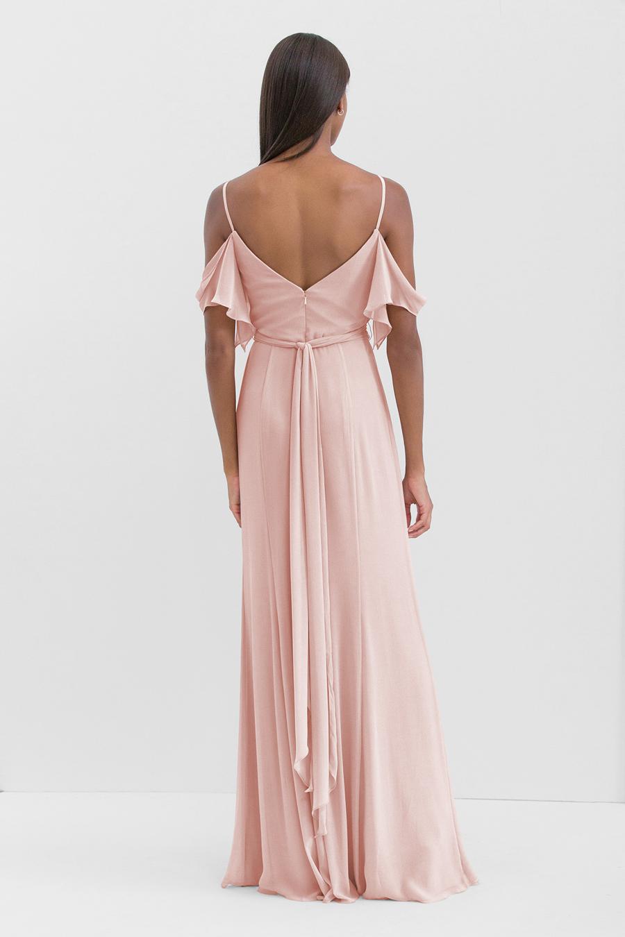 Vestido de noche Jimiss con escote en V, hombros descubiertos, detalle plisado, espalda descubierta, abertura lateral y largo hasta el suelo