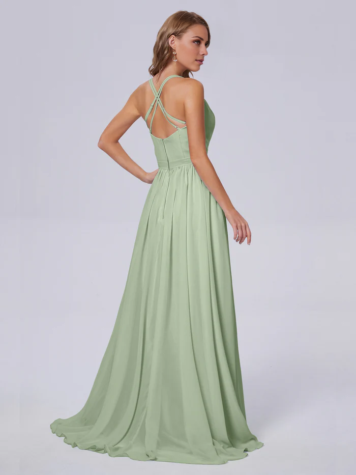 Elegante vestido de dama de honor de gasa con tirantes al hombro y largo hasta el suelo.