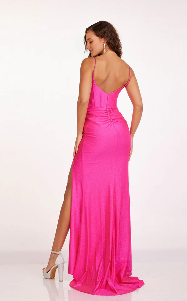 Sweetheart collar fits snugly and has a floor length Prom dress