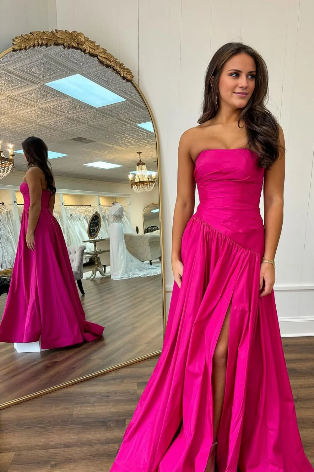 Vestido de fiesta minimalista de corte A en rosa con hombros descubiertos y abertura en satén largo de Jimiss