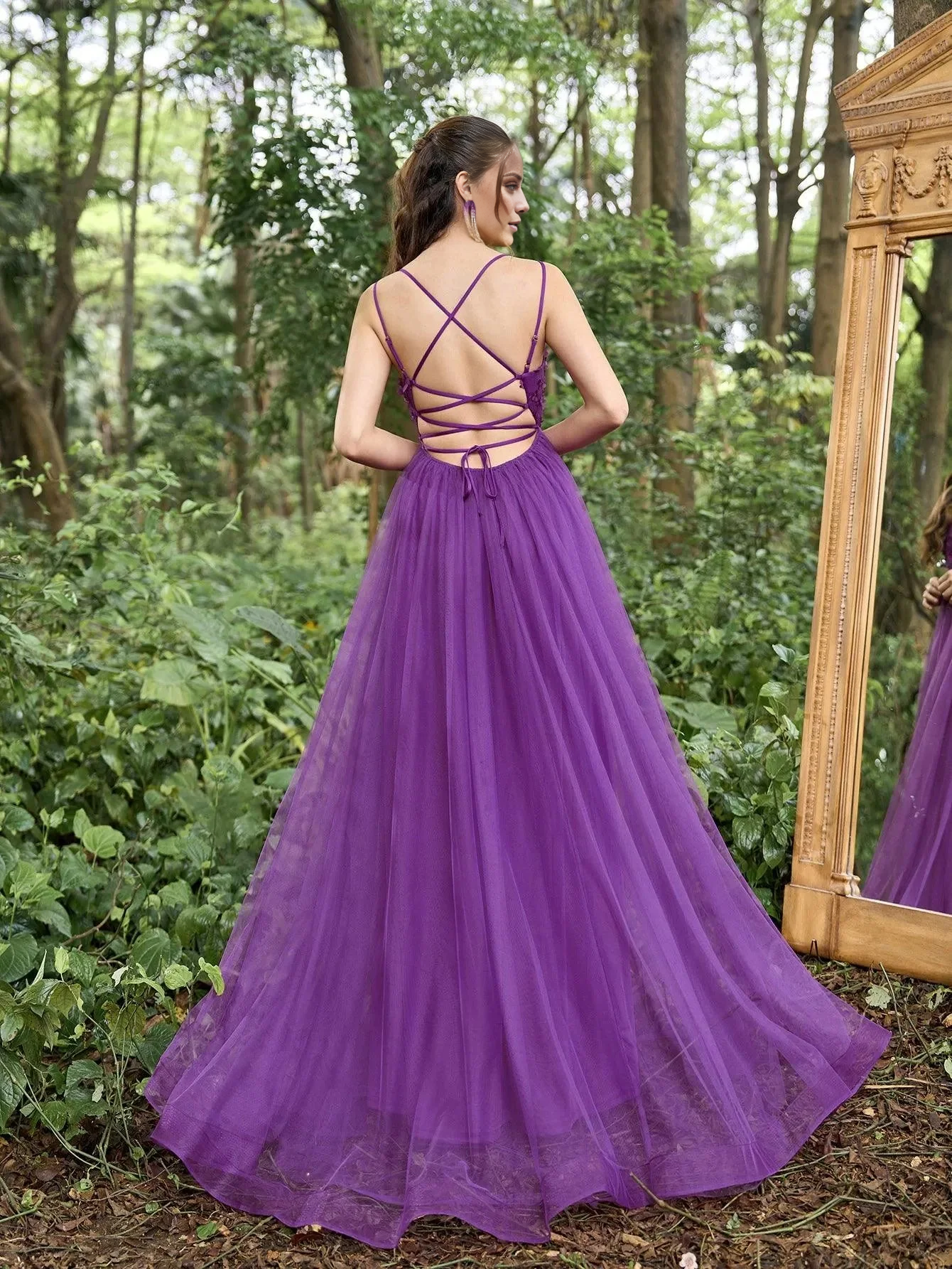 Vestido formal hasta el suelo con espalda descubierta, detalles de calcomanías florales, tirantes finos y transparentes.