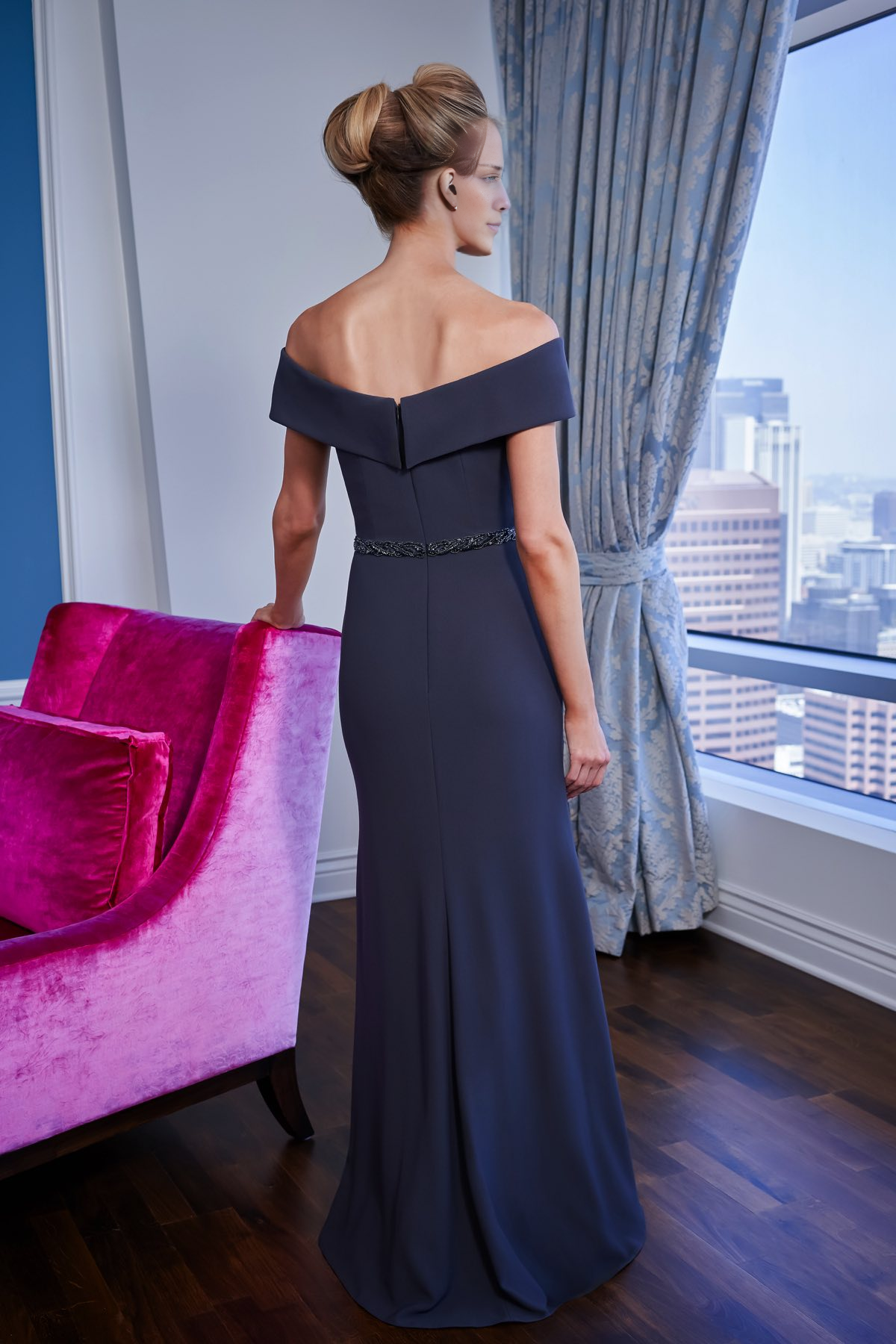 Abito a tromba in morbido crêpe con scollo a spalle scoperte e cintura in perline per abiti da mamma della sposa