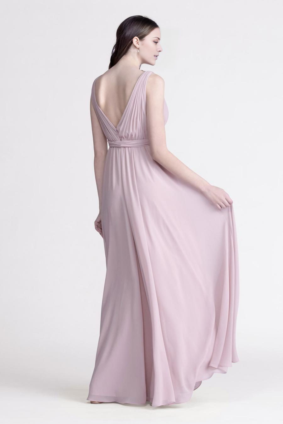 Vestido Jimiss con escote en V, detalle plisado, abertura lateral sin espalda y largo hasta el suelo.