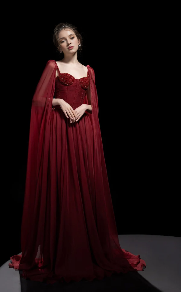 Vestido de fiesta con escote de corazón, tirantes finos, espalda descubierta y largo hasta el suelo.