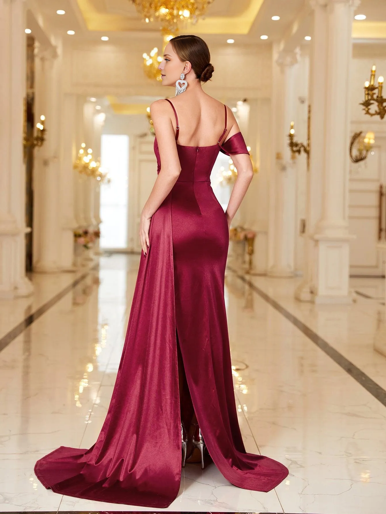 Vestidos formales de satén con espalda descubierta, abertura en el muslo, tirantes finos y largo hasta el suelo