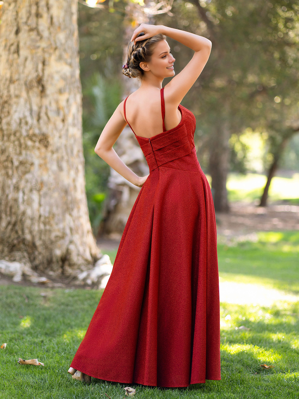 Vestido formal de corte A con escote en V profundo, espalda descubierta y largo hasta el suelo