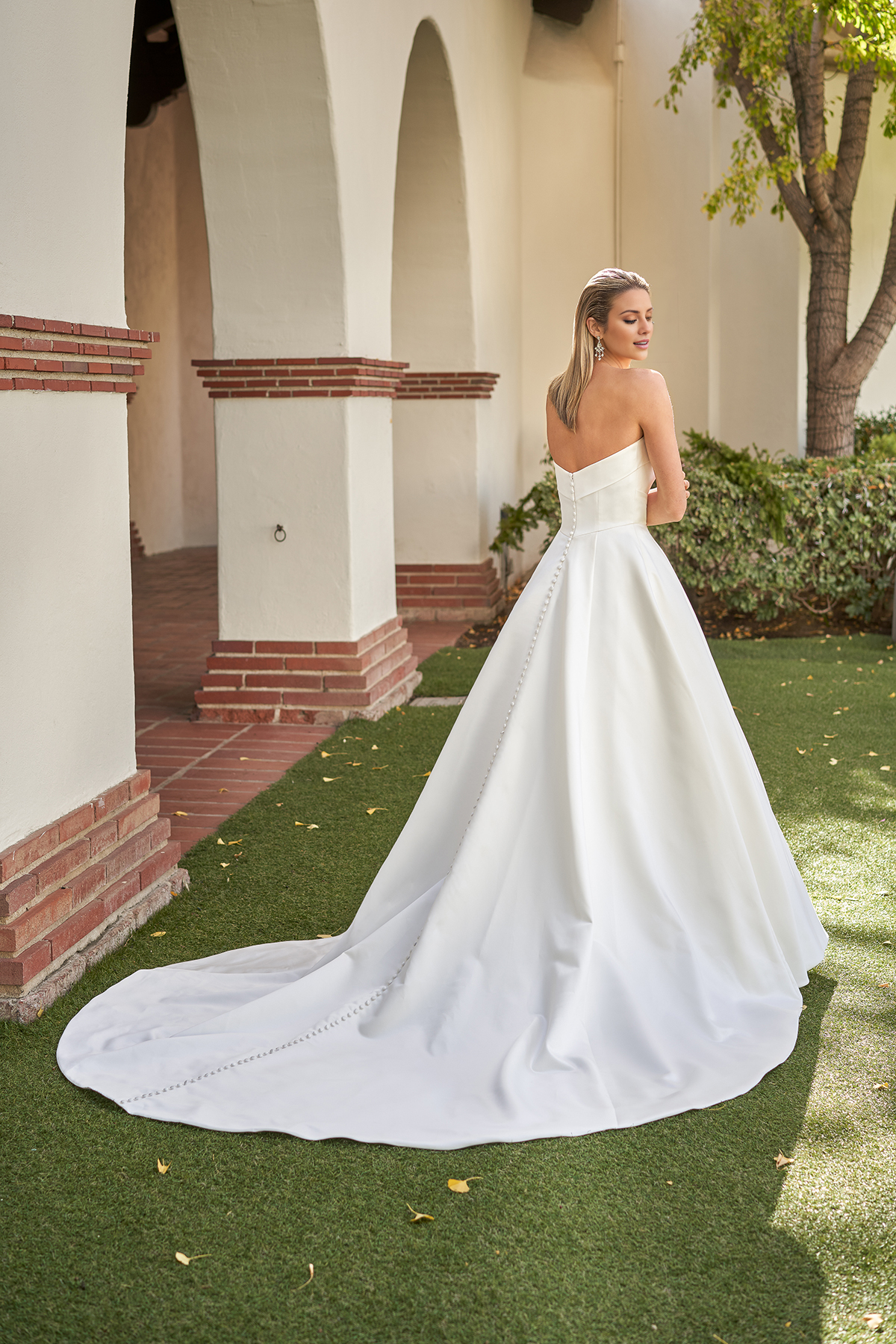 Abito da sposa a trapezio in raso, senza spalline, lungo fino al pavimento