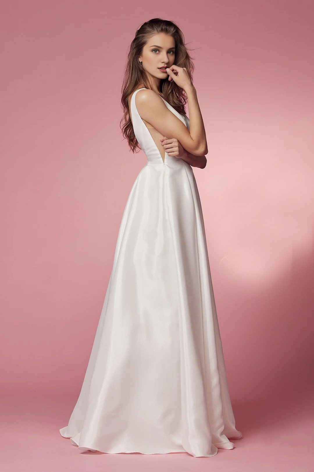 Vestido de novia largo de tafetán blanco con escote en V